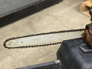 lot 21 image: Craftsman 46cc Chainsaw With 20 Bar & Chain