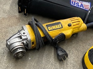 lot 44 image: DeWalt Tool Bag With DeWalt Finish Sander & DeWalt 4.5 Grinder