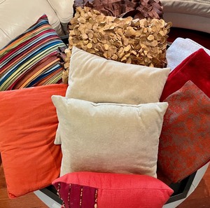 lot 10 image: Throw Pillows and Blankets