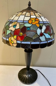 lot 25 image: Terrific Tiffany Style Lamp