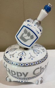 lot 62 image: Avon Gift Collection Musical Chanukah Dreidel