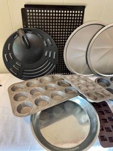 lot 73 image: Bakeware Items