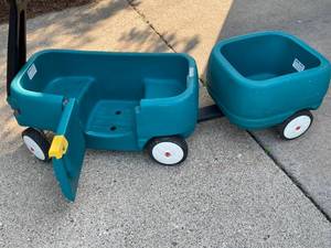 lot 111 image: Step 2 Wagon With Attached Cart