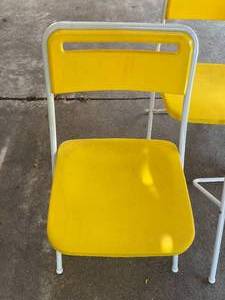lot 134 image: 4 Metal Folding Chairs With Plastic Seats and Backs