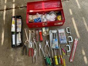 lot 139 image: Union Manufacturing Tool Box Full of Tools