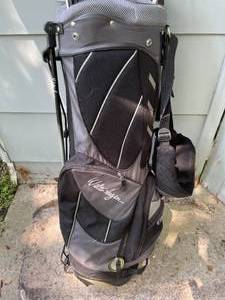 lot 160 image: Walter Hagen Golf Bag With Assorted Golf Clubs