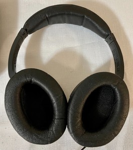 lot 237 image: Bose Quiet Comfort 2 Acoustic Noise Cancelling Headphones