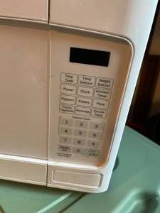 lot 252 image: General Electric Microwave