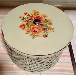 lot 277 image: Vintage Sewing Basket with Notions