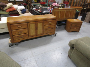 lot 23 image: Queen Size Bedroom Set