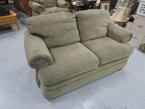 lot 27 image: Lay-Z-Boy Love Seat