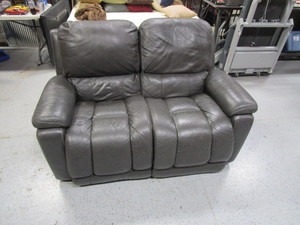 lot 29 image: Lay-Z-Boy Power Reclining Leather Loveseat