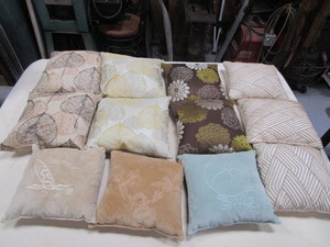lot 33 image: Decorative Pillows