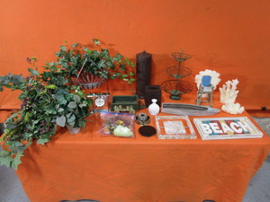 lot 62 image: Home Decor