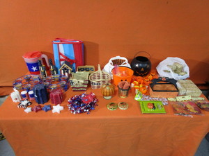 lot 86 image: 4th of July & Halloween Decorations