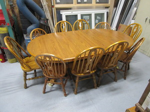 lot 6 image: Dining Room Table & Chairs