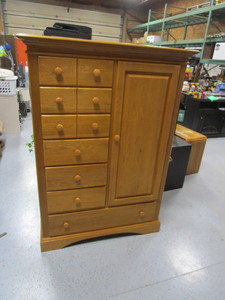 lot 17 image: Armoire 46x20x63
