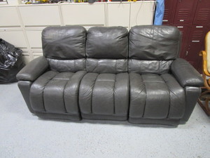 lot 30 image: Lay-Z-Boy Power Reclining Leather Couch
