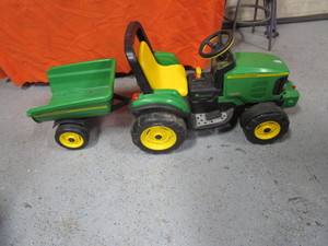 lot 98 image: 12v Tractor & Trailer (needs new battery)