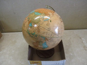 lot 19 image: Globe