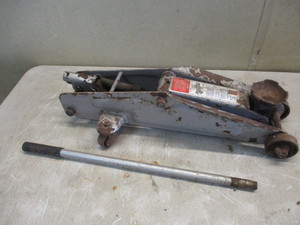 lot 122 image: Floor jack