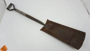 lot 47 image: Vintage Treaded Spade