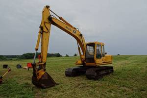 lot 1 image: John Deere 490D Excavator - Runs and Operates Well