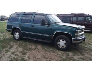 lot 6 image: 1996 Chevrolet Tahoe 4 Door SUV