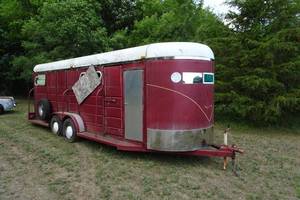 lot 31 image: Red Horse Trailer for Parts or Storage