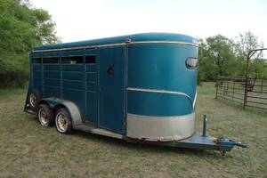 lot 32 image: Green Horse Trailer for Parts or Storage