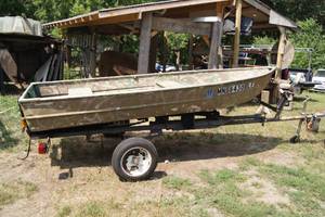 lot 29 image: 12 Foot Aluminum Boat with Trailer