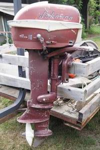 lot 30 image: 1950s Johnson Sea Horse 10 HP Outboard Boat Motor