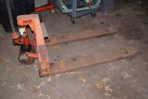 lot 43 image: Pallet Jack