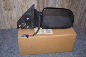 lot 101 image: NOS 2003-05 Chevrolet Power Camper Mirror - RH