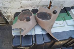 lot 208 image: Boston Component Speakers in Q-Logic Kick Panel Mounts - 88-98 GM