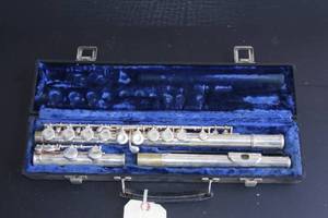 lot 232 image: Gemeinhardt 2SP Closed Hole Student Flute in Hard Case