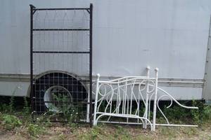 lot 246 image: White Metal Day Bed