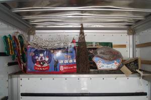 lot 259 image: Christmas and Holiday Decorations