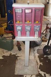 lot 285 image: 3 Compartment Candy Machine