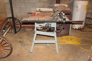 lot 724 image: Delta 10 Table Saw