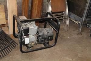 lot 721 image: Briggs & Stratton Generator