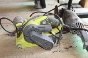 lot 749 image: Ryobi BE319 3x18 Belt Sander