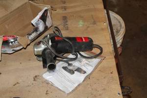 lot 743 image: Drillmaster 95578  4-12 Angle Grinder