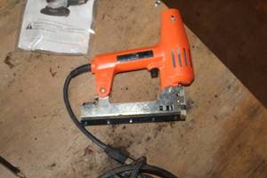 lot 739 image: Black & Decker 9720 Electric Brad Nailer