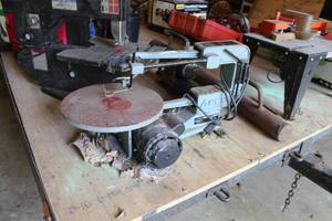lot 762 image: Delta 40-540 16 Variable Speed Scroll Saw
