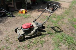 lot 771 image: Honda Harmony 215 Push Lawnmower