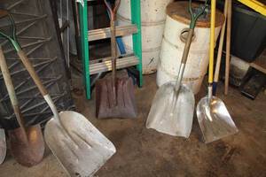 lot 779 image: Lot of (4) Scoop Shovels