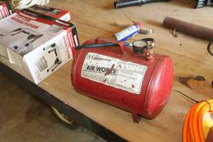 lot 795 image: Midwest Products Portable Air Tank with Valve and Regulator