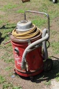 lot 797 image: Milwaukee 8912 WetDry Vacuum Cleaner Heavy Duty 9-Gallon