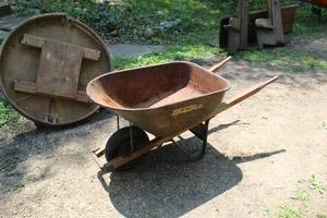 lot 805 image: Metal Wheelbarrow with Rubber Wheel and Wood Handles